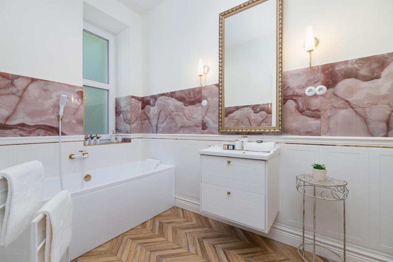 Luxurious & Unique Apartment Mickiewicza Cracow By Renters Prestige Cracovia Esterno foto