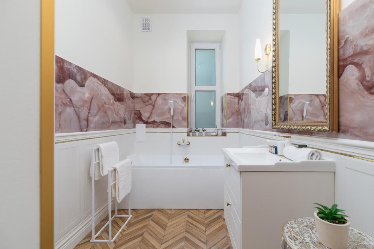 Luxurious & Unique Apartment Mickiewicza Cracow By Renters Prestige Cracovia Esterno foto